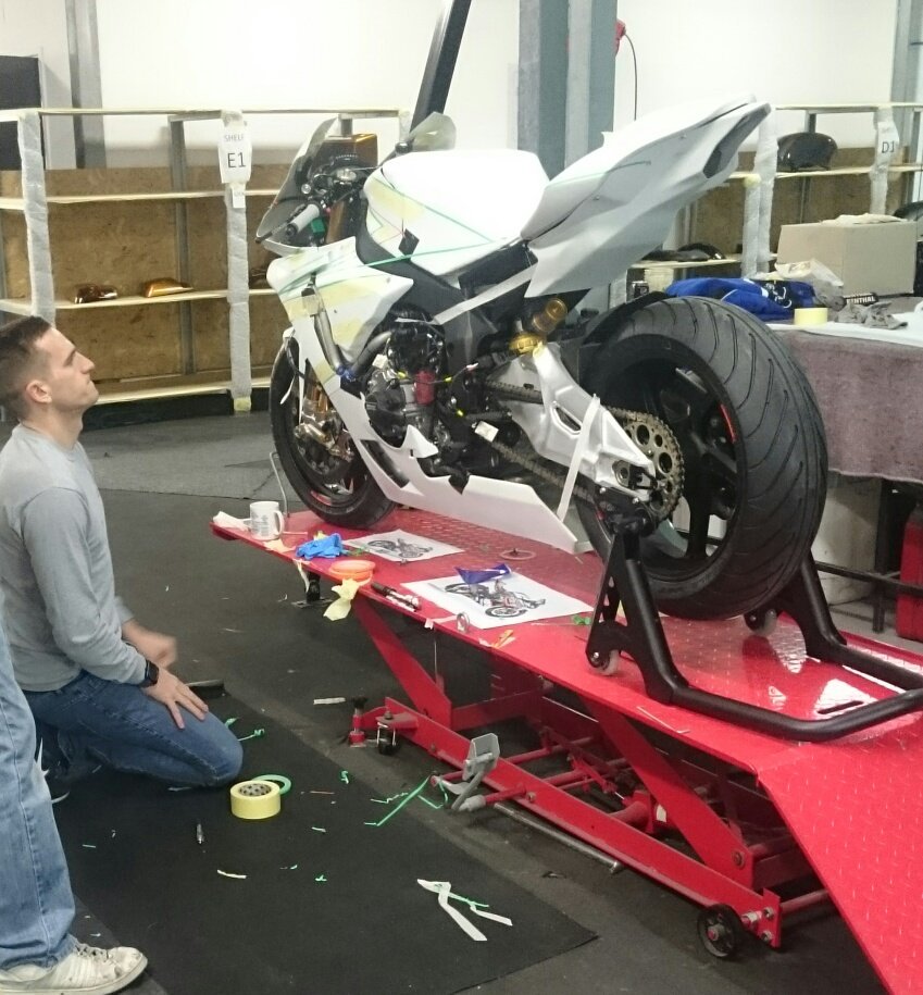 EightBallCustom's tweet photo. Not entirely sure @tommyhill33 knows what he's let himself in for! https://t.co/stFxvEgkvk
