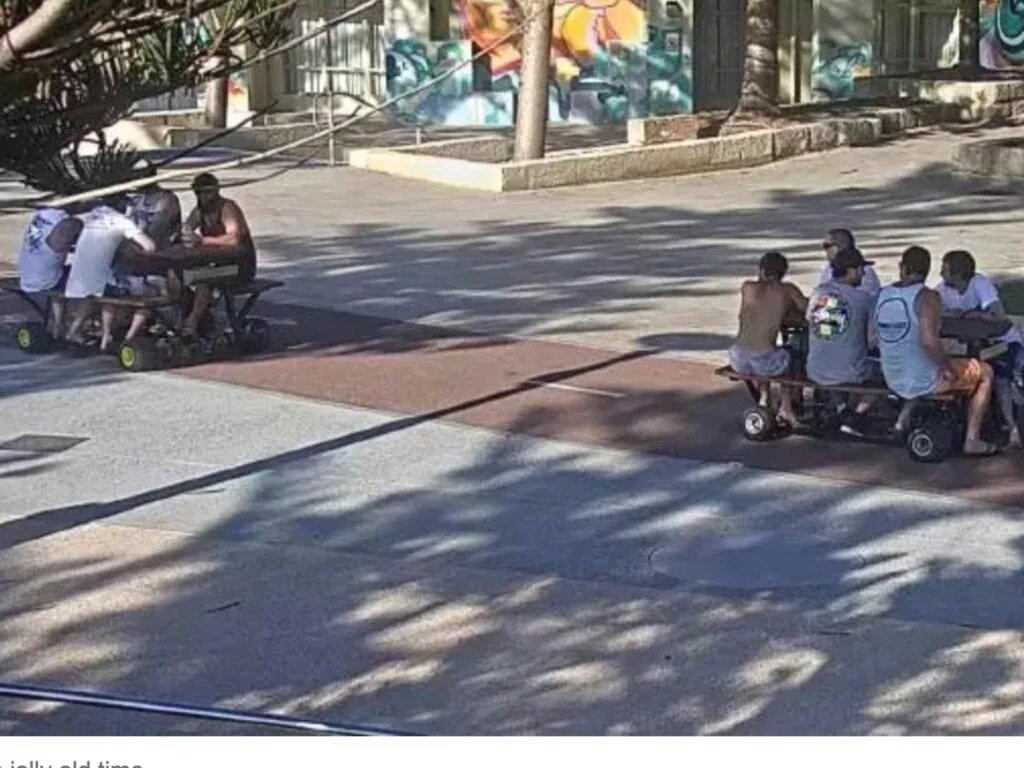 TuhafAmaGercek's tweet photo. Meanwhile in Australia 

Avustralya polisi her yerde masalarına motor takıp bira içerek gezen bu 2 masayı arıyor. https://t.co/dYkiTniTiH