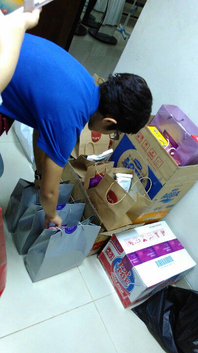 7treasures_'s tweet photo. 151114 food support received by promoter staff https://t.co/fbbttbjMda