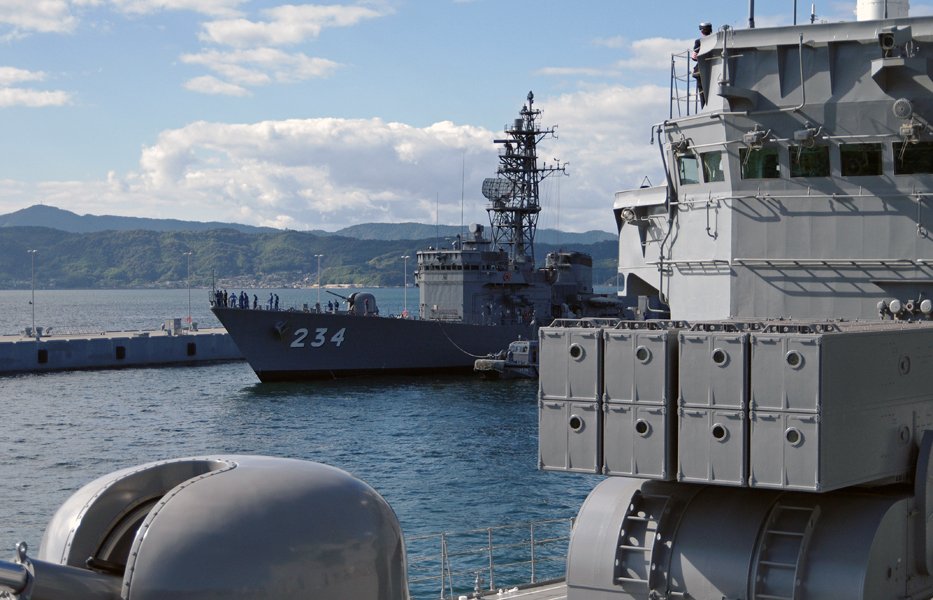 Arbalest 呉海自カレー応援 艦艇見学 15 11 15 護衛艦 ｄｅ ２３４ とね 午後の見学時間帯 とわだ 出港に続き とね の帰港シーンにも遭遇 曳船のｙｔ ８８ ｙｔ ７５が出動してました 呉 海上自衛隊 とね 曳船 T Co