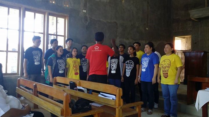 Tiba di pos pelkes Baturuguk dan isi pujian saat penyambutan