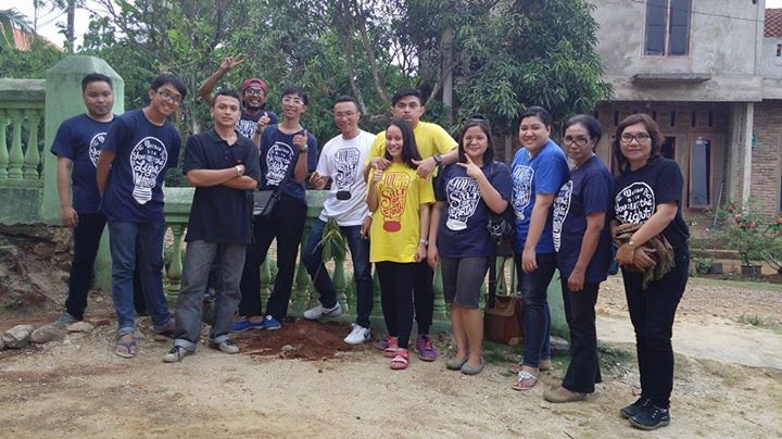 Penanaman pohon di lingkungan gereja Baturuuguk