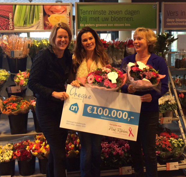 Bloemenactie <a href="/AlbertHeijn/">Albert Heijn</a> levert € 100.000,- op voor <a href="/pinkribbon_NL/">Pink Ribbon NL</a>