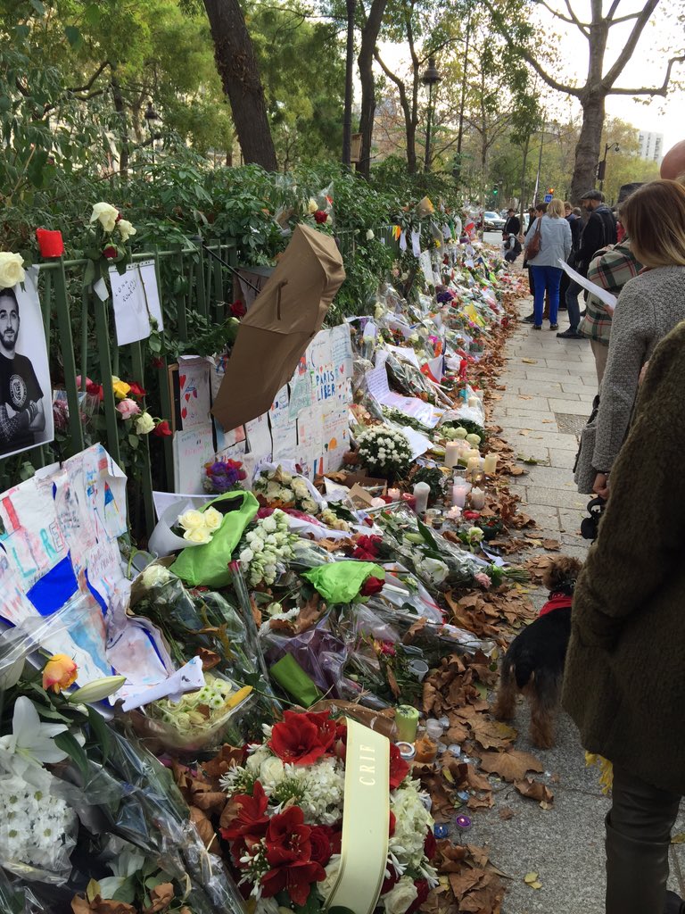 Moment de recueillement à 13h devant le Bataclan. Infinie tristesse. Optimisme. Résolution absolue.