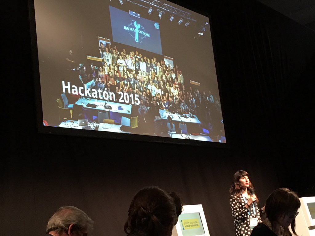 manuchis's tweet photo. La @naticarfi contando el #BAhackaton de @LABgcba #SCEWC15 https://t.co/S86hM6vVIk