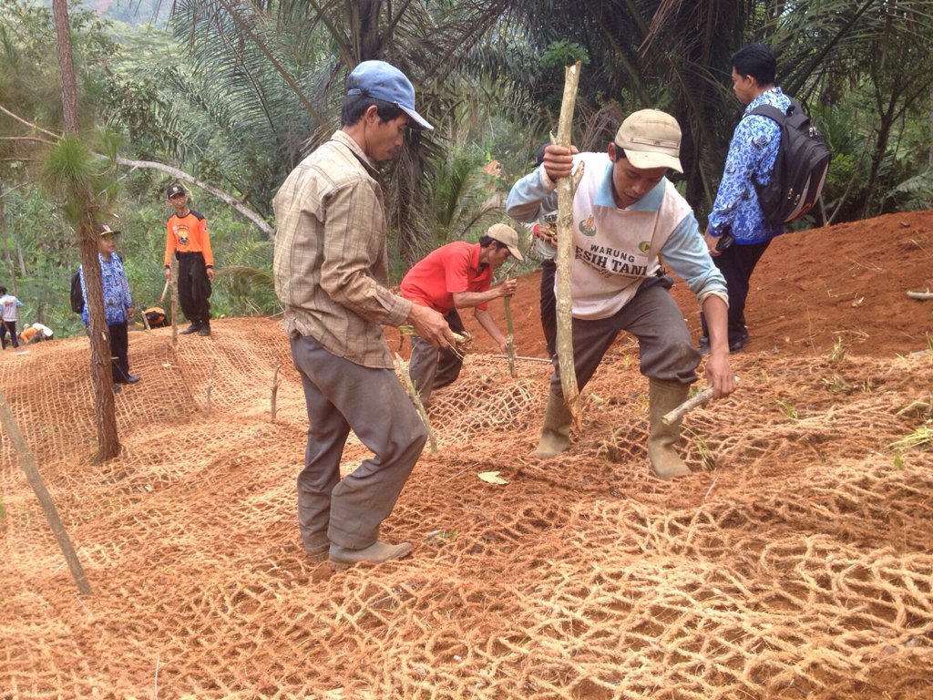 BNPB_Indonesia's tweet photo. 1.Pemasangan webing jute dan penanaman rumput vetiver di desa pangadekan oleh masyarakat https://t.co/glVKWGYK9D