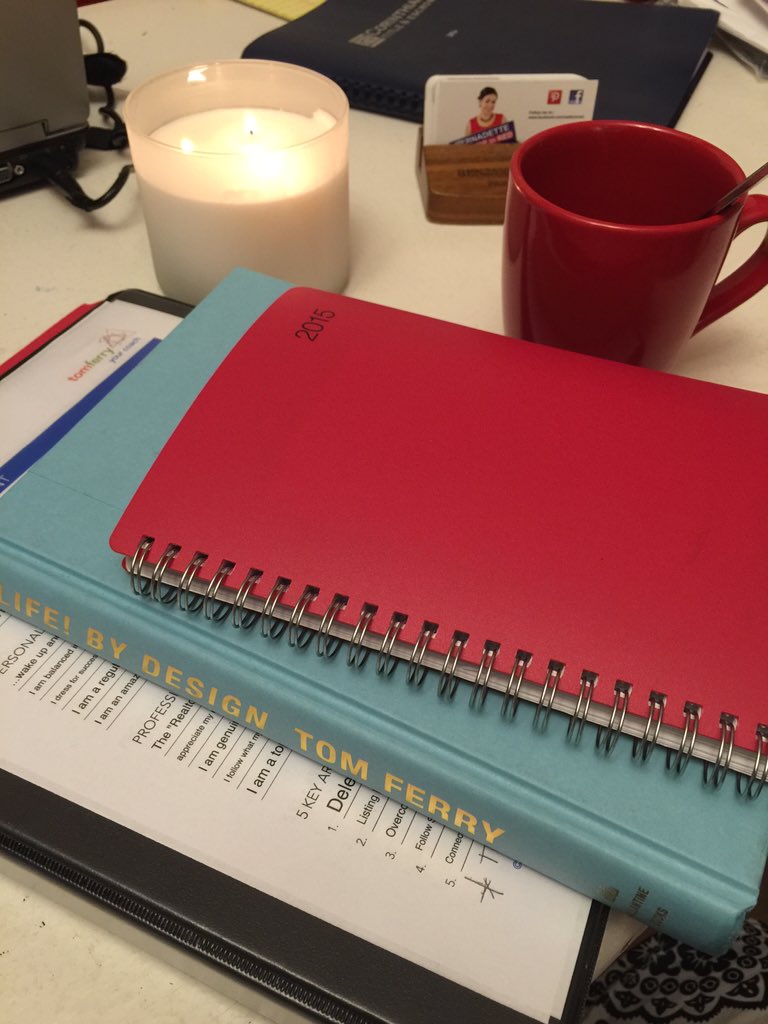bernadetteinred's tweet photo. @tomferry Finishing off 2015 with your book #LIFE!BYDESIGN in the midst of my 2016 Business Planning w @donjacks https://t.co/tVWk7rWA7I