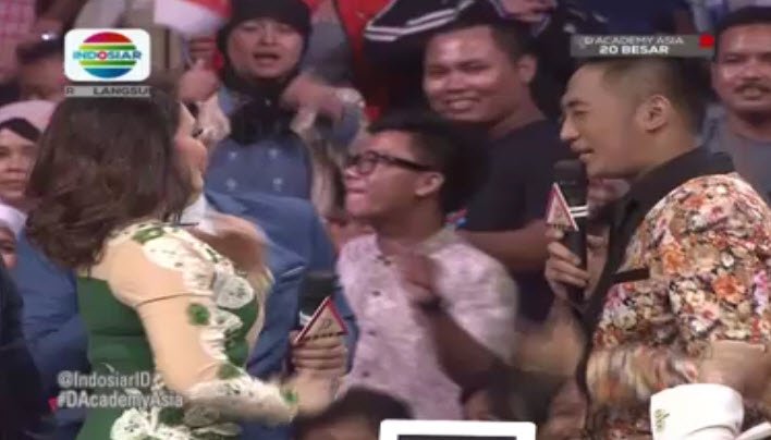 Indosiar's tweet photo. Ciee Mami kesemsem nih sama @DA2_Irwan gara-gara lagu "Gadis Malaysia". #DAcademyAsia https://t.co/CKUicGvLjv