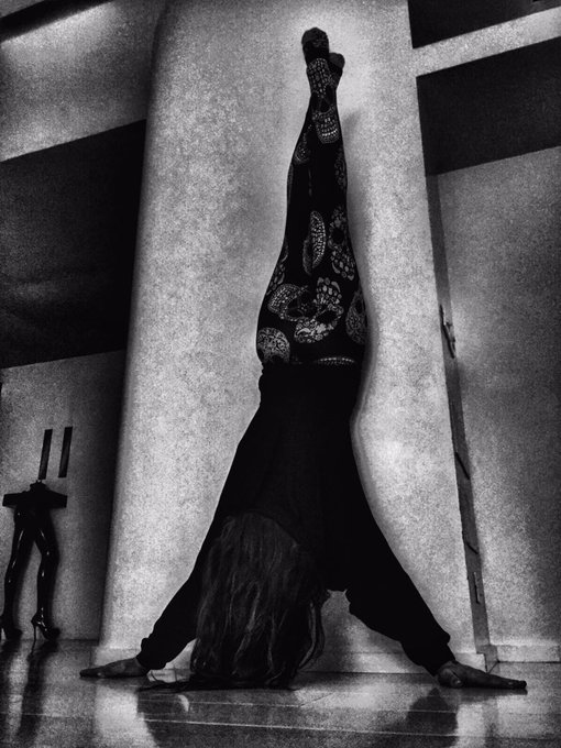 PeaceLovePrayerMeditation Yoga (vs) WarHateAngerVengeance Violence🙏🏻 photo by @YariPower @siriadefazio