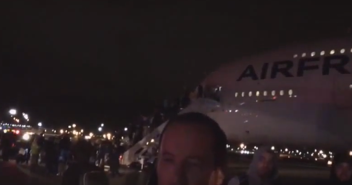 airlivenet's tweet photo. VIDEO Passengers of #AF65 disembarking the A380 at Salt Lake City due to security threat https://t.co/IZK7eqysts https://t.co/5l1IvelUdq