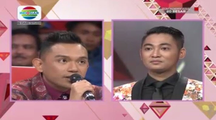 Indosiar's tweet photo. Wow @FakhrulRaz1 ternyata langsung ngefans loh dangduters sama @DA2_Irwan. #DAcademyAsia https://t.co/UVJwcFEuat