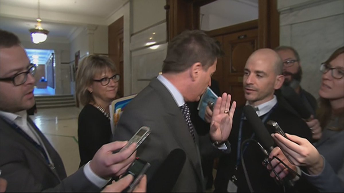 SebBovetSRC's tweet photo. Déplorant cacophonie des questions dans un "scrum" #assnat: @pierremoreauplq tourne le dos aux journalistes #polqc https://t.co/eZh0wsw3E6