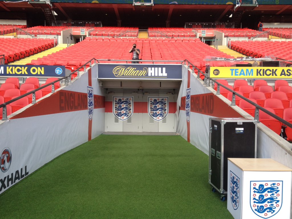WHLittleSutton's tweet photo. Oh yeah what a feeling just before kickoff #wembleypitchday2015 https://t.co/R3GbiZDgaK