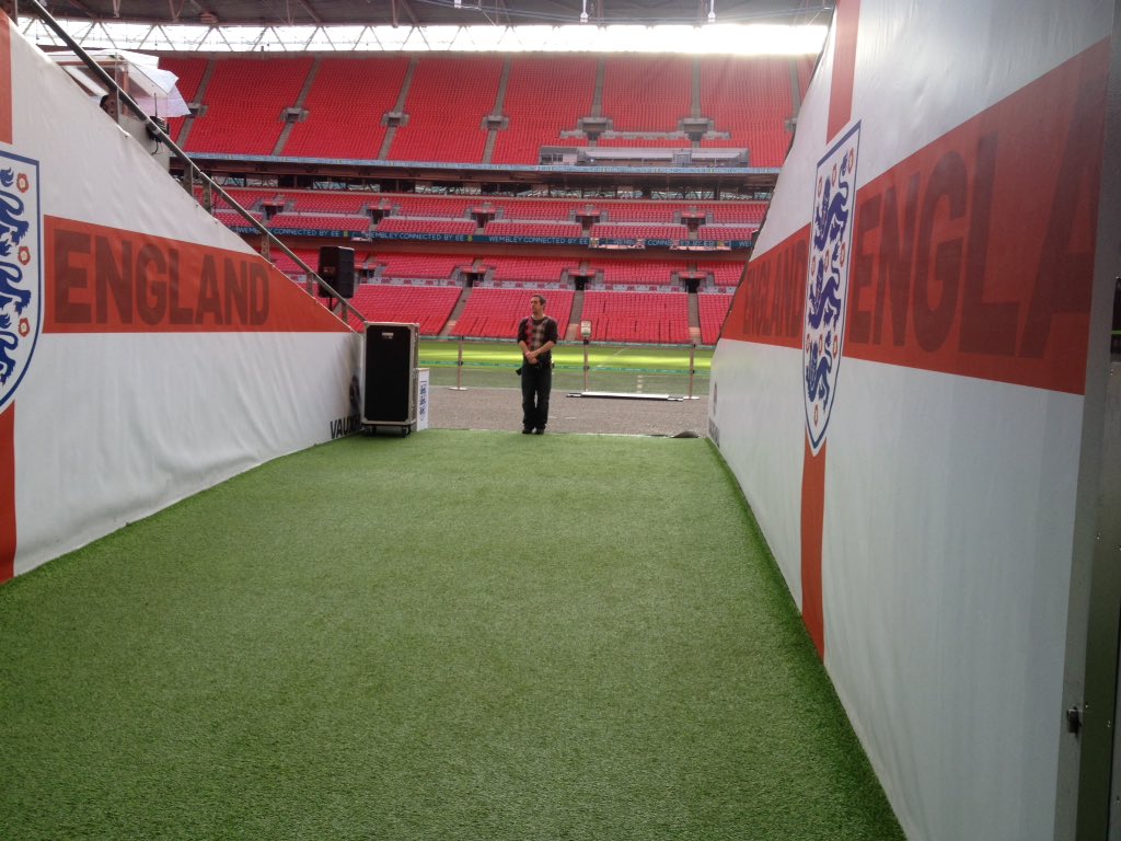 WHLittleSutton's tweet photo. Oh yeah what a feeling just before kickoff #wembleypitchday2015 https://t.co/R3GbiZDgaK