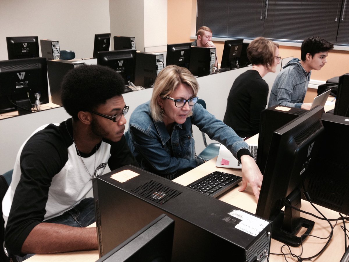 PlainLocal's tweet photo. GlenOak Seniors are working with counselors today to fill out college applications for the #CollegeApplicationBlitz https://t.co/p5dM9ZAJ12