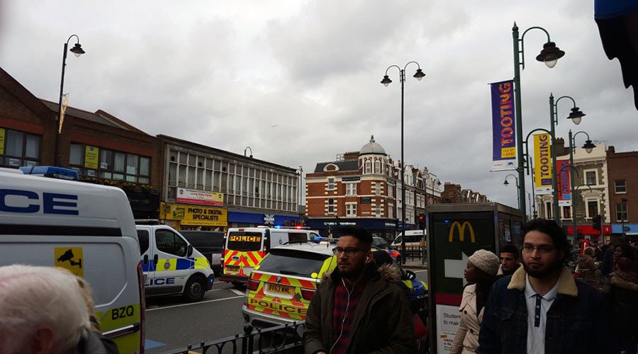 RTUKnews's tweet photo. MORE: Police hunting for man who 'threatened passengers with scissors' at Tooting Broadway https://t.co/JWRnY3vrHs https://t.co/zDr8U6NqXr