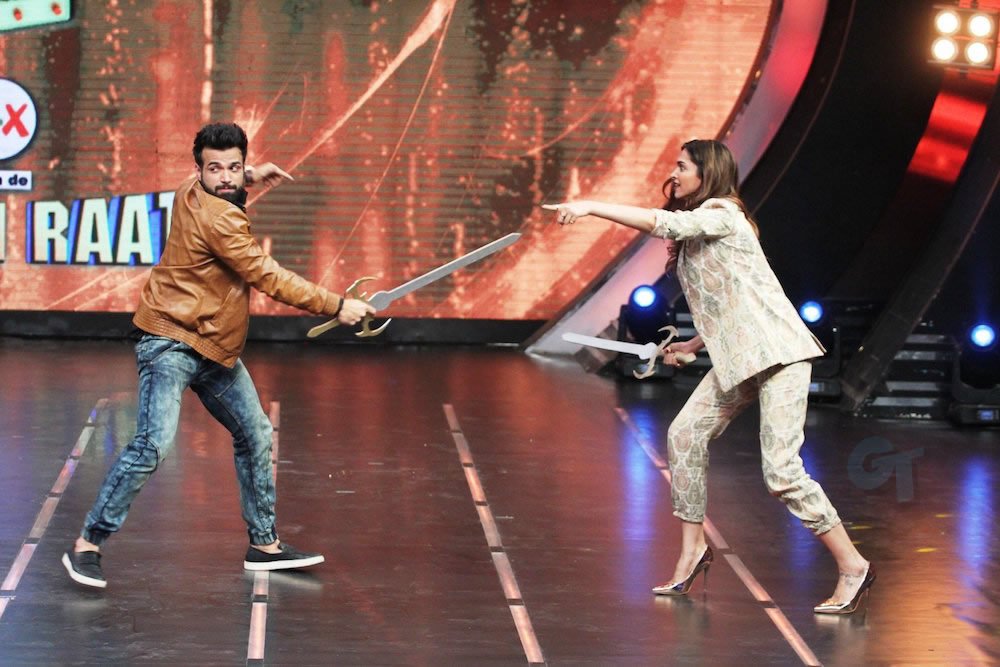 Rithvikholics's tweet photo. Rithvik Dhanjani with Ranbir Kapoor, Deepika Padukone, Farhan Akhtar & #ICanDoThat contestants #FinaleFun https://t.co/i1S5QjbWw4