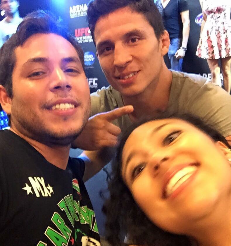 adlfm14's tweet photo. #SoyTanFanáticoQue llevó a @JoeJitsu a @BWWingsMX para ver Benavidez vs. Johnson 3 @MightyMouseUFC https://t.co/4iphMnf6hq