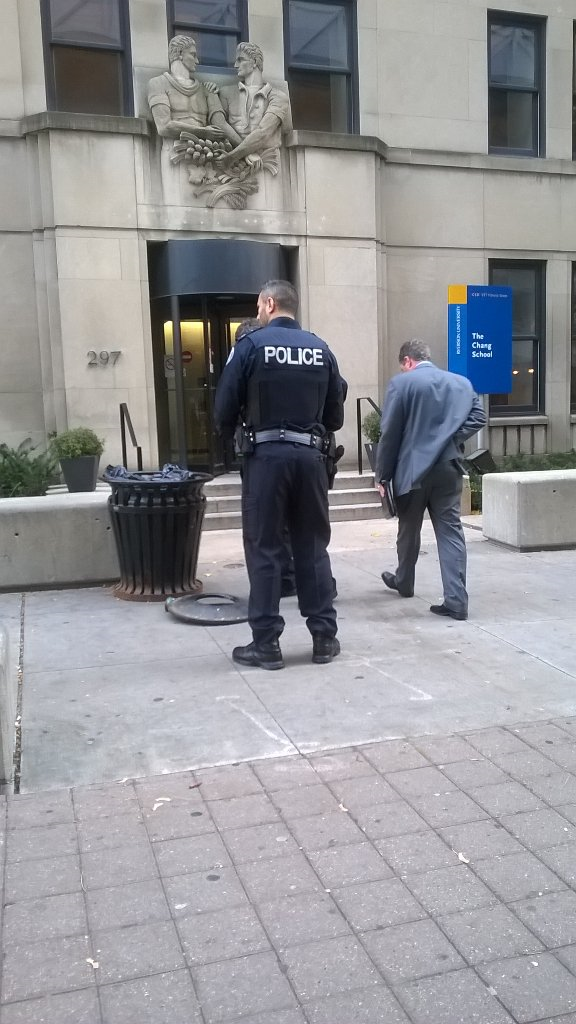 Possible heart found near garbage can at #Ryerson
ow.ly/UNLjO #Toronto