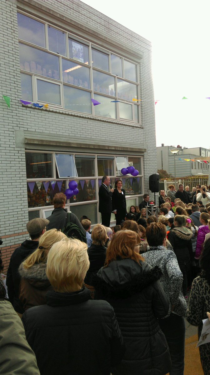 Opening van tentoonstelling 25 jaar <a href="/OBSDeBever/">OBSDeBever</a> door burgemeester #Brok <a href="/GemDordrecht/">Gemeente Dordrecht</a> en kinderen vd school