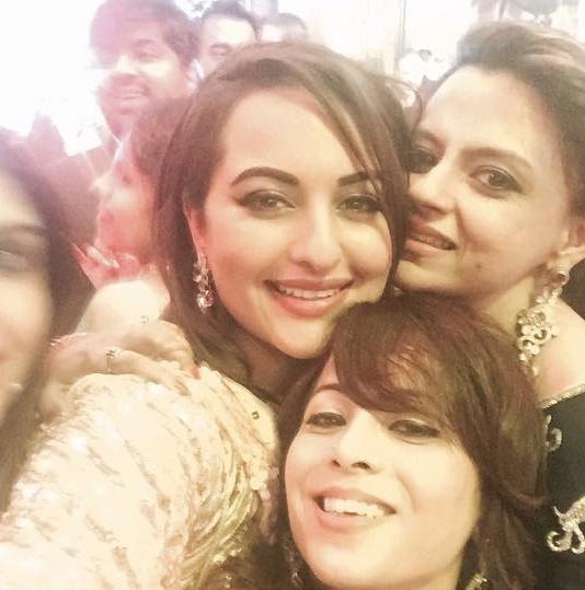 TeamSonakshi's tweet photo. [PICS] : @sonakshisinha at Sangeet of Her Best Friend! 😍😍 #VIPShaadi #PrettyInPink https://t.co/y2OWi11leV