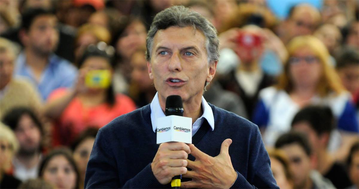 LANACION's tweet photo. .@mauriciomacri planteó que habría que reducir la cantidad de feriados en el año; ¿estás de acuerdo? 
RT-Sí
♥-No https://t.co/eoAYS9rWpa