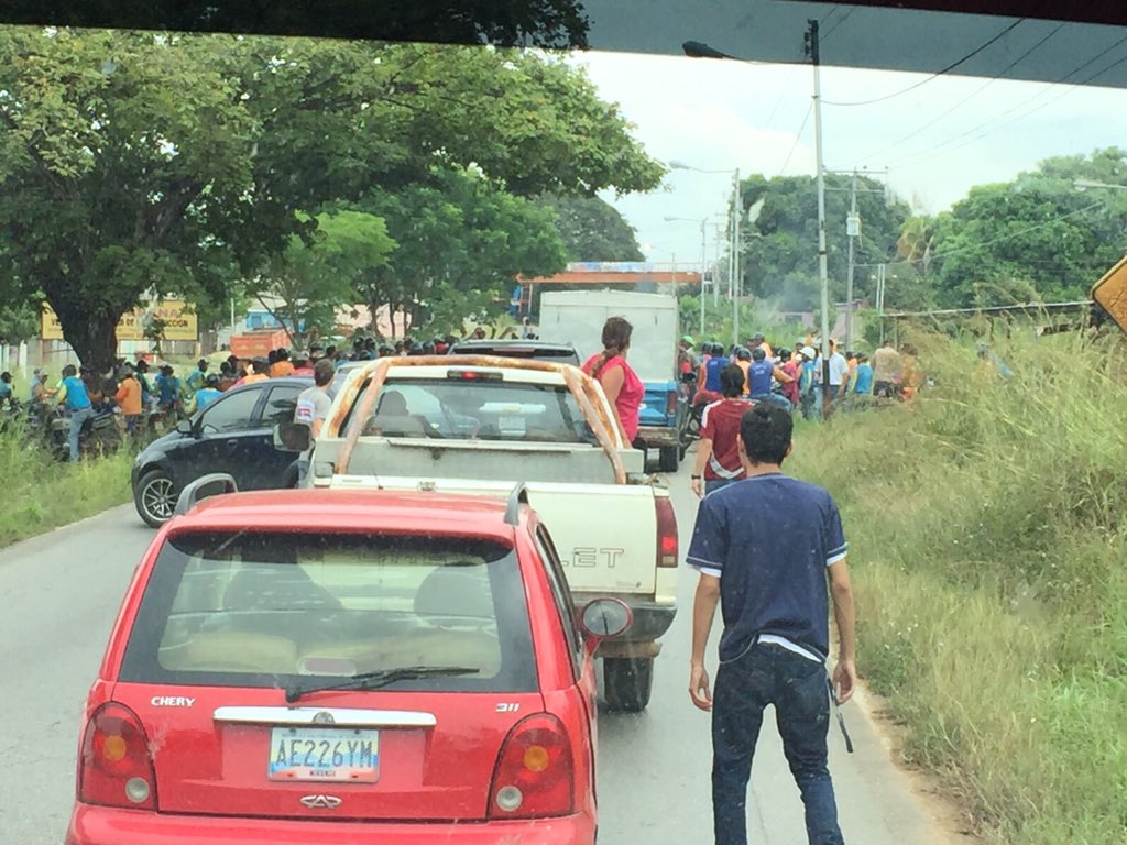 Via <a href="/LilianTintori/">Lilian Tintori</a>: Estamos rodeados de colectivos violentos en nuestra entrada a #Cojedes  goo.gl/lqFPrr