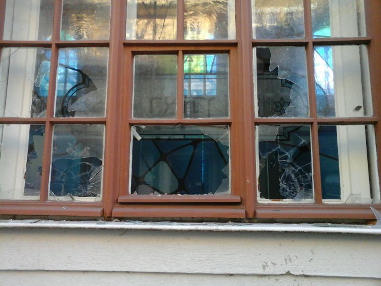 AfaCottbus's tweet photo. Hier Bilder, der heute Nacht zerschlagenen Fenster, der Cottbusser Synagoge. #kaltland #antifa #cb2511 https://t.co/RMnswLIPqu