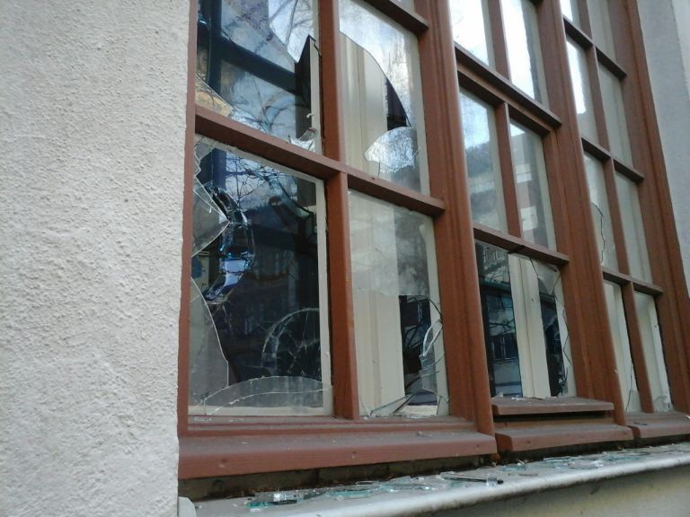 AfaCottbus's tweet photo. Hier Bilder, der heute Nacht zerschlagenen Fenster, der Cottbusser Synagoge. #kaltland #antifa #cb2511 https://t.co/RMnswLIPqu