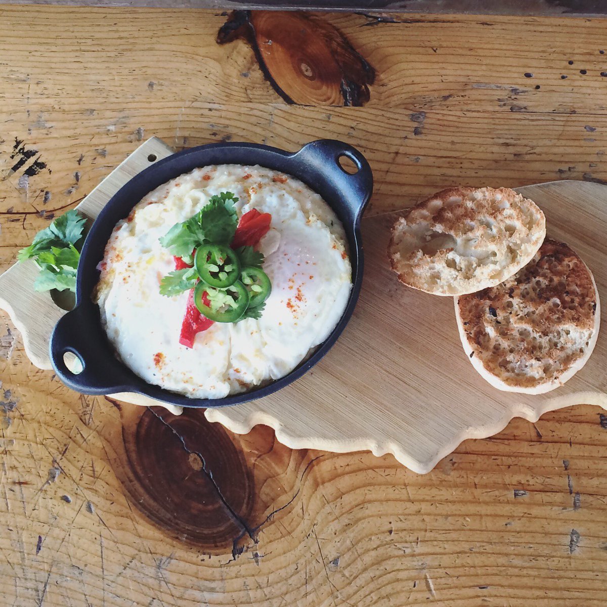 berlinLB's tweet photo. HAPPY #humpday 🍳 Grits w/ cheddar cheese, jalapeños, (2) over easy eggs, and an English muffin https://t.co/ki69oA2Uws