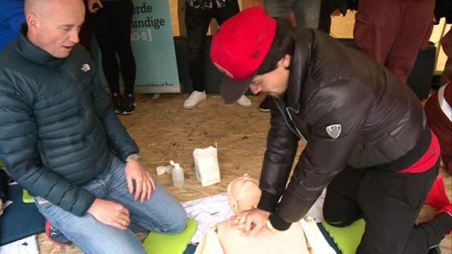 FocusWTV's tweet photo. VIDEO: Reanimatiemarathon in @azdamiaan #Oostende https://t.co/C68miPj6aj cc @hbov @RKBredene https://t.co/friI58aKQx