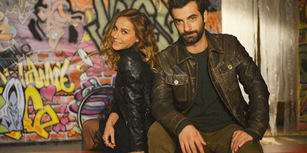 desafashion's tweet photo. Bugün #PoyrazKarayel günü! Poyraz'ın giydiği deri ceket Desa'da! #PoyrazinCeketi https://t.co/b39KMuCuaO https://t.co/AefAH0Csdc
