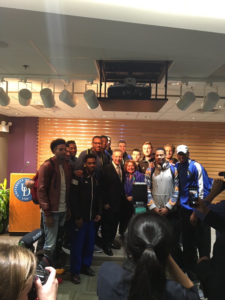 UD_MikeMurphy's tweet photo. UD students are extremely excited to meet the new head of our University! #UDWelcome #ChapmanPr https://t.co/dFsfte1c17