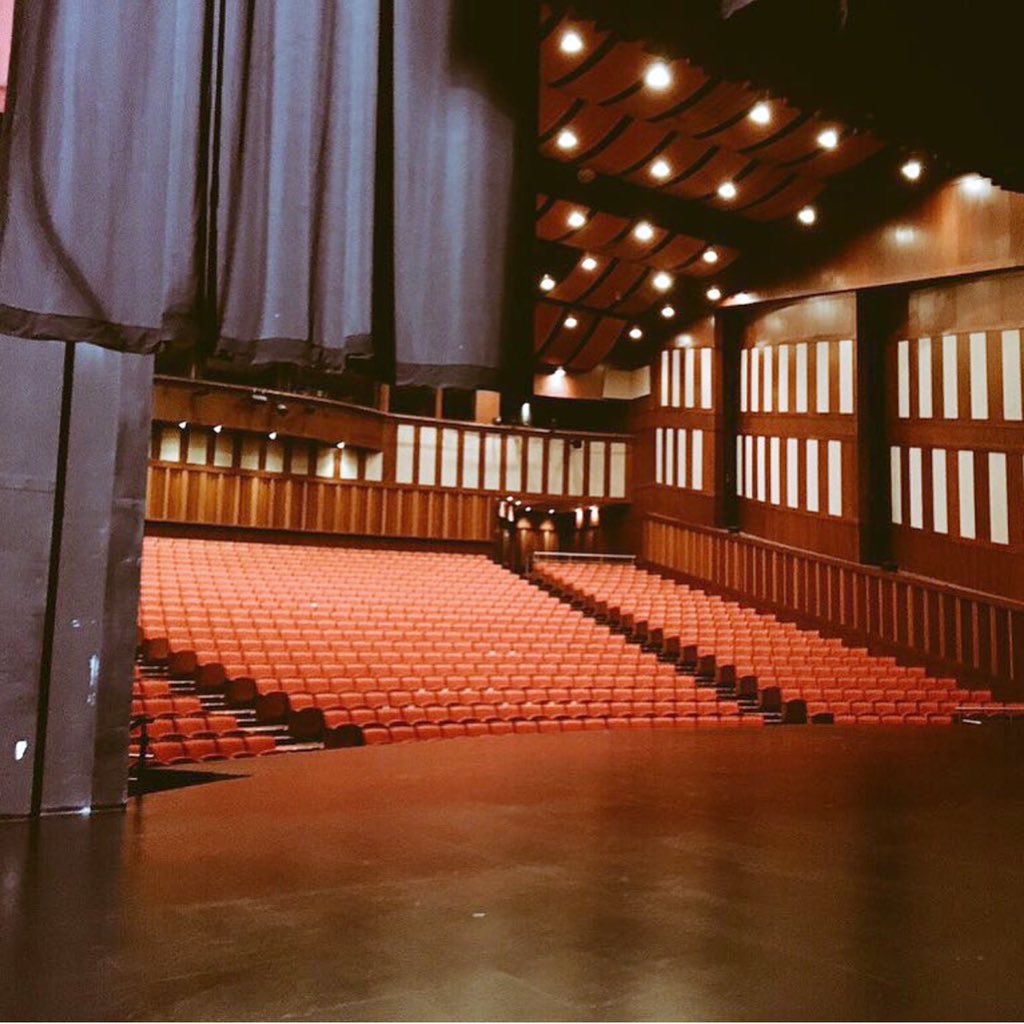 NoelSchajris's tweet photo. Belleza de teatro el Sanchez Aguilar  #Guayaquil mañana 19  show #SoloPiano . #VerteNacertour gracias Ecuador!!!🎹😃🎶 https://t.co/X5B2tZGqal