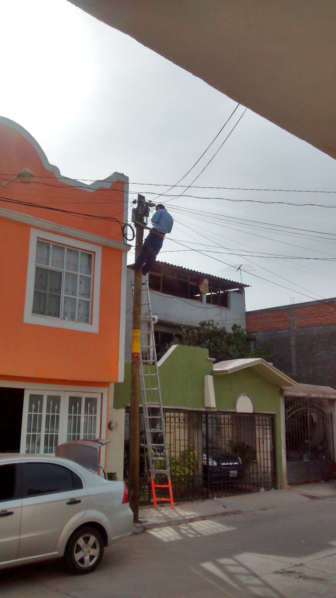 imonsh's tweet image. El culpable de la transmisión, el señor mandando whats desmadrando el internet, Gracias Telmex!  #DevHangout