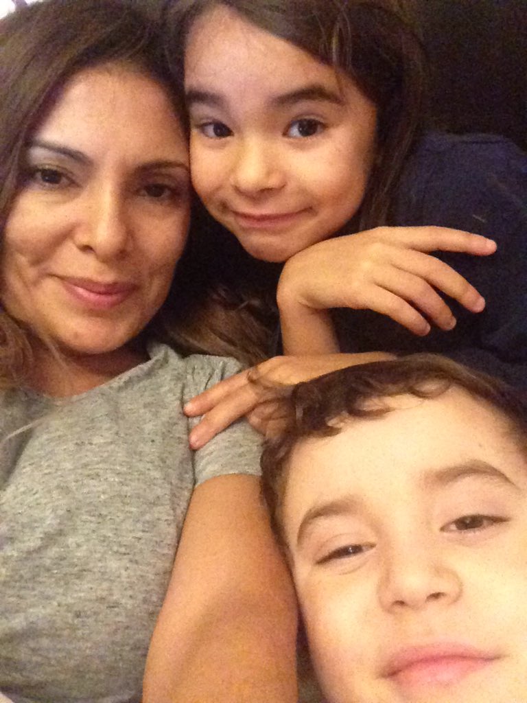 Pamgordonsmith's tweet photo. #LatinaDual @JibajaAngie un besote te estamos viendo https://t.co/AuCwJ00hX8