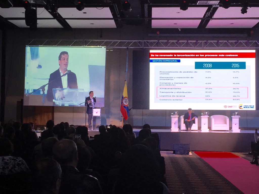 CompraCoOficial's tweet image. "Las pequeñas empresas deben producir y tercerizar en lo que no son expertas"' @SimonGaviria #XForoMipyme.