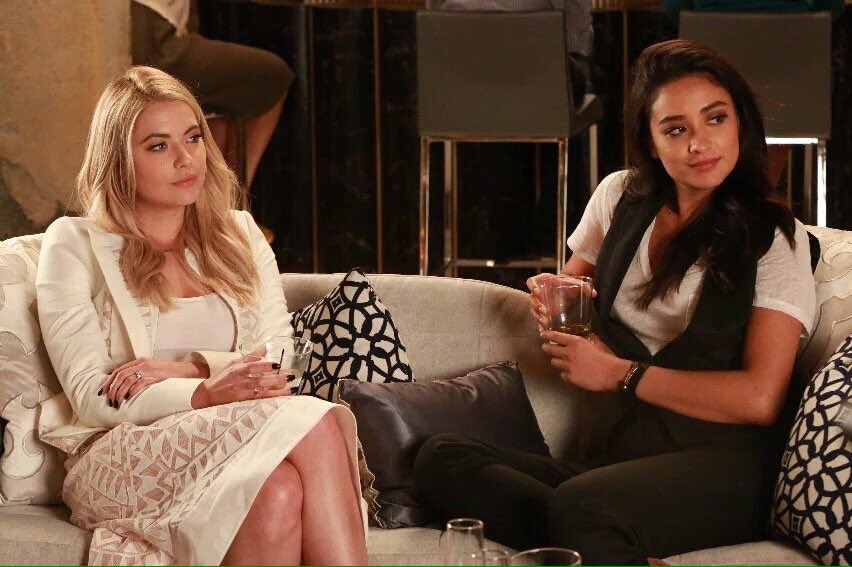 _PLL_Lovers_'s tweet image. #PLL #PLLSeAson6B #5YearsForward Las 'liars' se reencuentran tras cinco años libres de ‘A' (1):