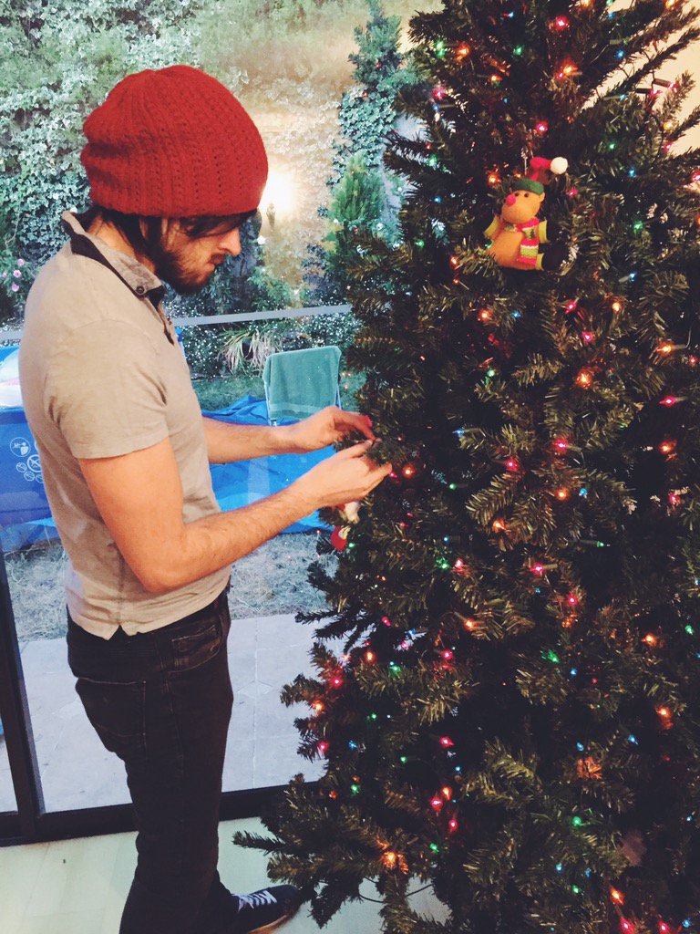 GermanGarmendia's tweet photo. Me da igual que sea noviembre!! ARBOLITOO YAAAY!! xD 🎄😎 https://t.co/4oti7gWwsK