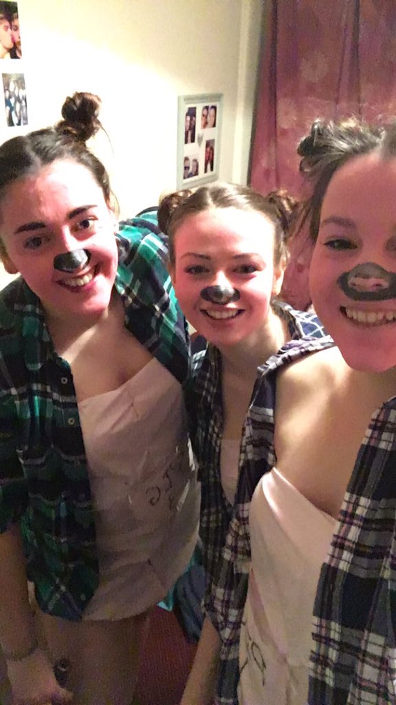 Catrin_Howells's tweet photo. Three little piggys night out @Bec_wills_94  #besties #💜💜💜 https://t.co/tWxS7DvjDm