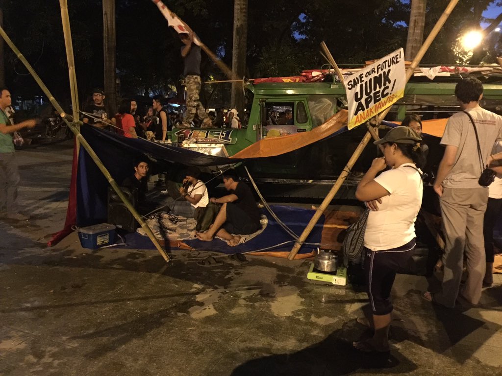 DZMMTeleRadyo's tweet photo. Programa ng mga militante sa Liwasang Bonifacio, Maynila kontra #APEC2015, tuloy kahit umaambon | via @dzmmRP45 https://t.co/gd7CyqKTw9
