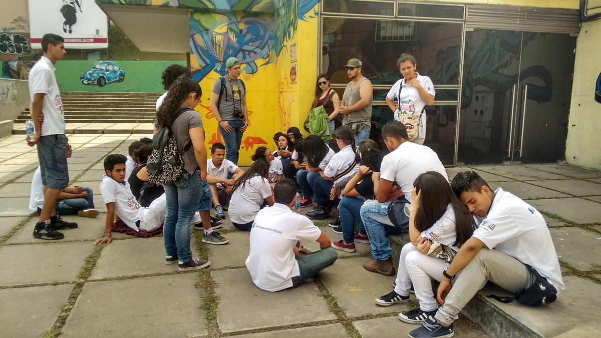 PIECCCIUDADBOLI's tweet photo. Estudiantes #SomosGeneracionDePaz visitan proyectos juveniles de Convivencia en Comuna 13 Medellín @Educacionbogota https://t.co/UQwL0tASxK