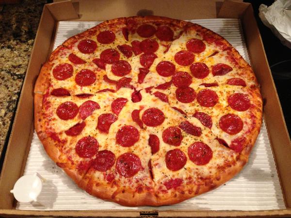 ItsFoodPics's tweet photo. Pepperoni pizza with loaded fries! https://t.co/31JfaJQjD0