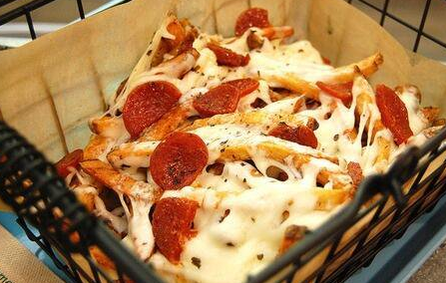 ItsFoodPics's tweet photo. Pepperoni pizza with loaded fries! https://t.co/31JfaJQjD0