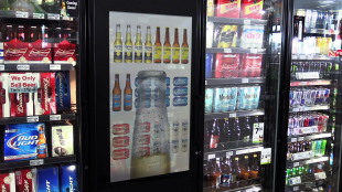 Merca20's tweet photo. Anuncios en video en la puerta de los refrigeradores, ¿nueva tendencia? - https://t.co/T0m2MB4j2L https://t.co/CI7JHkC0ja