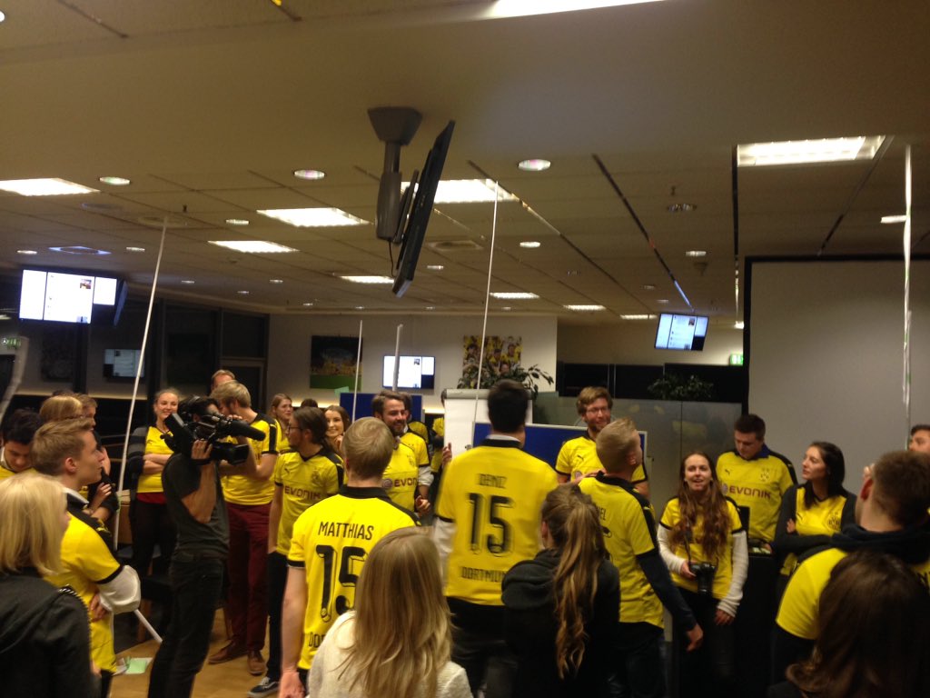 Schmevus's tweet photo. Der Turm steht.. "Der höchste Turm im Signal Iduna Park ist von Gruppe 4 #EvonikSND #Evonik https://t.co/BPCNOFDs1k