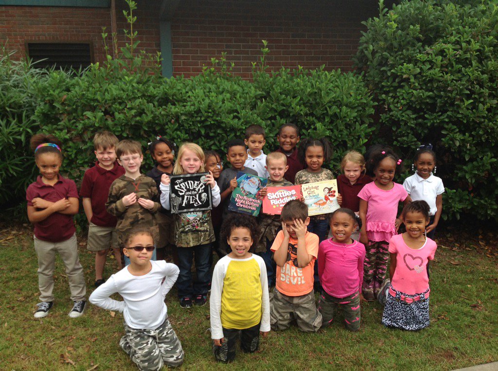 tgriffin_fle's tweet photo. We don't HIDE our LOVE for reading! π #kindergartenrocks #readingisfun @sukaratana_lcss @fle_media https://t.co/5wfkrUhd1V