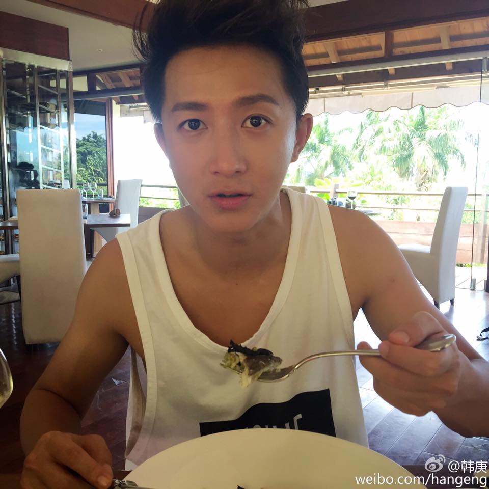 GengFans_Italy's tweet photo. [Hangeng su Weibo]
"Questo mio amico è più bello di me" https://t.co/x7drrI9oDs