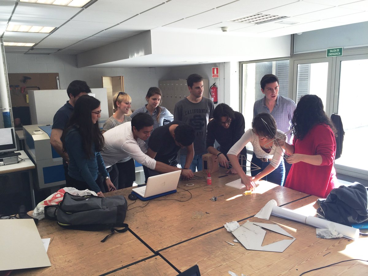 rosjuanma's tweet photo. El Taller de Innovación Arquitectónica #TIA @EPS_CEU trabaja en Aula de Maquetas versionando el mock-up del producto https://t.co/cpy4TkHpxU