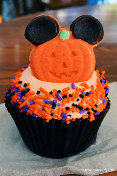 HardCoreDisney's tweet image. Review: Carrot Cake Cupcake with Orange Buttercream Icing at Disney’s Hollywood Studios ow.ly/383Fev